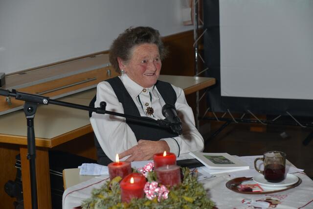 Elisabeth Pirklbauer rundete den stimmungsvollen Nachmittag im Gasthaus Manzenreiter mit adventlichen Texten ab. Vorstandsmitglied aus Waldburg Amtsleiter Friedrich Tröbinger und seine Gattin versorgten die Besucher mit Mehlspeisen vom SMB. Danke an alle Spender fürs Büffet! | Foto: SMB