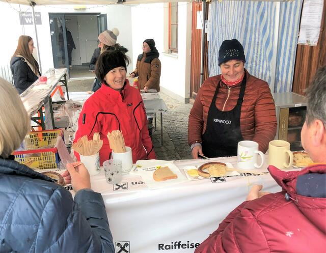 Zwei SMB-Unterstützerinnen sorgten neben Verköstigung mit duftenden Bratwürstln auch für ausgelassene Stimmung am Stand: Vbgm. Dr. Regina Mossbauer und Vorstandsmitglied aus Hirschbach Renate Breinesberger | Foto: SMB