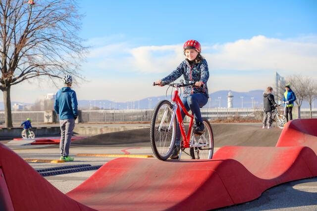 Cooler Treffpunkt für radbegeisterte Kids und Jugendliche an der Neuen Donau auch an kühleren Tagen | Foto: Mobilitätsagentur/Christian Fürthner