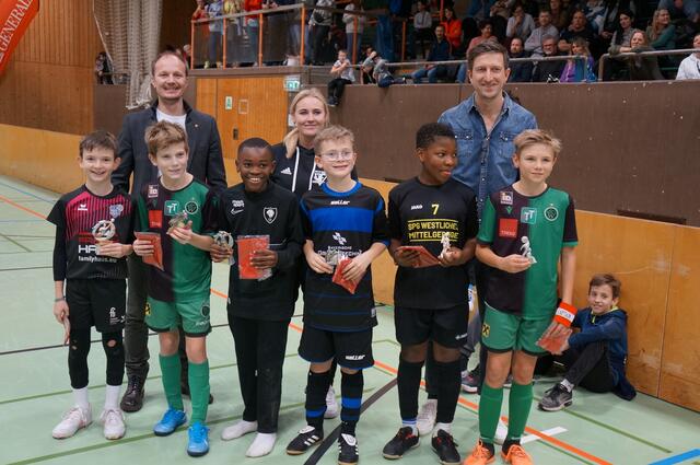 Bester Torhüter des Turniers war Huba Somogyi (SG Schönwies/Mils, l.), bester Verteidiger Lukas Madreiter vom FC Wacker Innsbruck ( 2. v. l.), bester Stürmer Ibrahim Kante (SPG Westliches Mittelgebirge, 2. v. r.). Die Torschützenkrone teilen sich mit elf Toren Julius Boos (TSV Jesenwang 3. v r.) und Leo Gercialio (FC Wacker Innsbruck, r.). Zum besten Spieler des Turniertages wurde Joel Diatunga (3 v. l.)von der ASKÖ Fußballschule Linz gewählt. Gemeinsam mit Hannes Anzengruber (l.), Olivia Tschon und Oliver Freudenschuß (r.). | Foto: Union