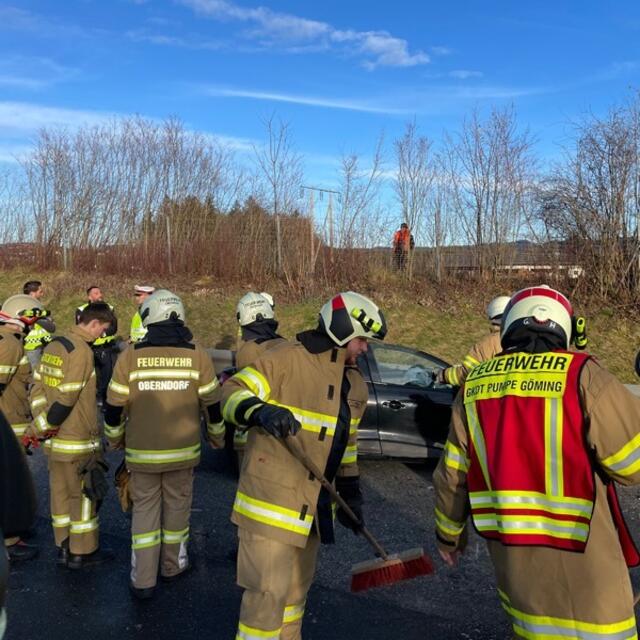 Aufräumarbeiten nach dem Unfall. | Foto: FF Göming
