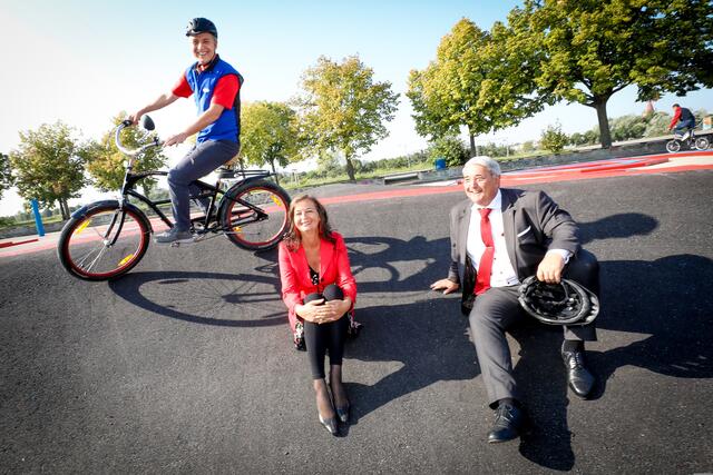 Josef Taucher, Donaustädter Gemeinderat, Umweltstadträtin Ulli Sima und Bezirksvorsteher Ernst Nevrivy eröffneten den ersten Wiener Radmotorikpark am Kaisermühlendamm | Foto: PID/Christian Fürthner
