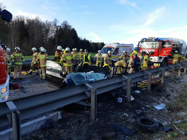 Beide Fahrzeuge erlitten einen Totalschaden.