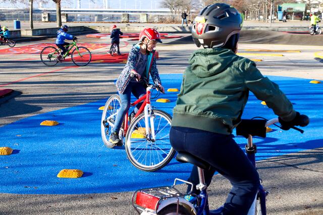 Cooler Treffpunkt für radbegeisterte Kids und Jugendliche an der Neuen Donau auch an kühleren Tagen | Foto: Mobilitätsagentur/Christian Fürthner