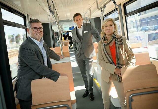Landesrat Ludwig Schleritzko, Stadtrat Peter Hanke, WLB-Geschäftsführerin Monika Unterholzner in der neuen Badner Bahn | Foto: WLB/Zinner