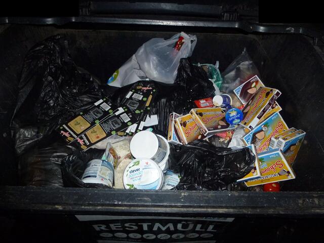 Restmüll eines Supermarktes in Graz um die Weihnachtszeit 2022