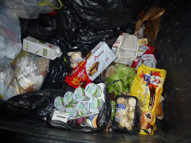 Der Großteil dieses Restmülls wurde dann an Menschen weitergegeben, während sich die betreffende Supermarktkette als super nachhaltig auf ihrer Webseite präsentiert.