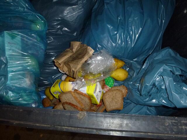 Die schweren Müllsäcke in der Restmülltonnne beinhalten dann meistens Essen. Heir sind sogar sehr frische Birnen dabei....
