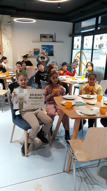 Volksschul-Leseprojekt: „Lesen ist unser tägliches Brot“. Die Gewinner erhielten ein Frühstück gesponsert von der Bäckerei Waldhart. | Foto: Bellony