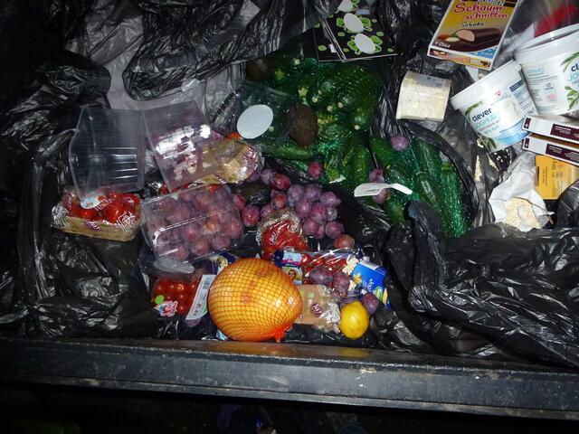 Restmüll eines Supermarktes in Graz um die Weihnachtszeit 2022.
Die biologischen Lebensmittel werden natürlich auch mittels  Müllsack über die Restmülltonne entsorgt.