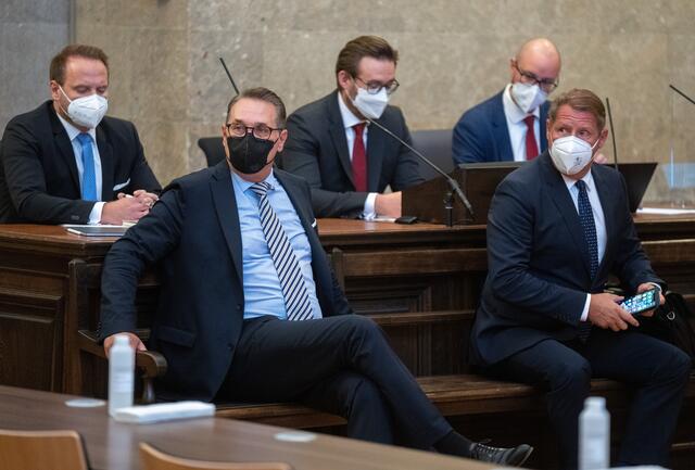 Der frühere FPÖ-Chef Heinz-Christian Strache saß wegen vermeintlicher Korruption auf der Anklagebank – der Mitangeklagte Immobilien-Unternehmer Siegfried Stieglitz soll für Spenden einen Aufsichtsratsposten bei der staatlichen ASFINAG erhalten haben.  | Foto: GEORG HOCHMUTH / APA / picturedesk.com