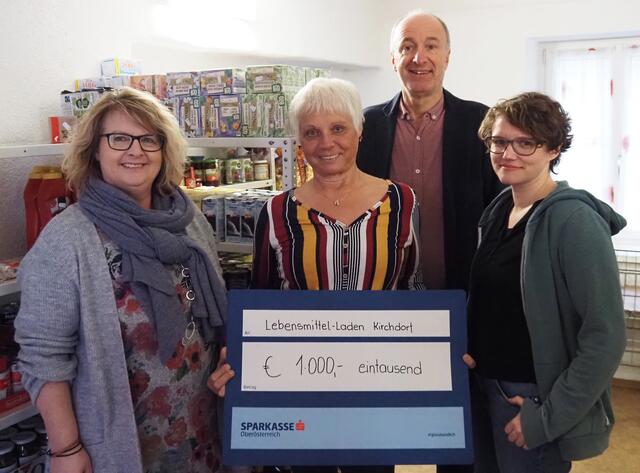 Bürgermeisterin Vera Pramberger, Helga Lang (Lebensmittel-Laden), Wolfgang Homar (Leiter Landesmusikschule) und Kulturstadträtin Judith Oberdammer (v.li.) | Foto: Gemeinde Kirchdorf