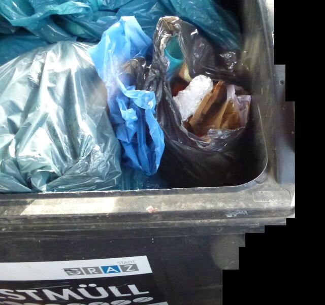 Brot über einen Platiksack als Restmüll zu entsorgen, ist bei einigen Müllplätzen in Graz leider nichts Ungewöhnliches...