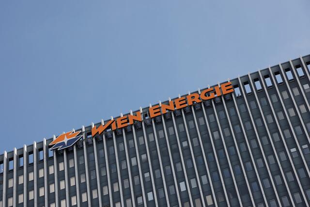Die Wien Energie war im Juli in eine finanziellen Schieflage geraten - und erhielt per Notkompetenz 1,4 Milliarden Euro Kredit von Wiens Bürgermeister Michael Ludwig. | Foto:  LEONHARD FOEGER / REUTERS / picturedesk.com