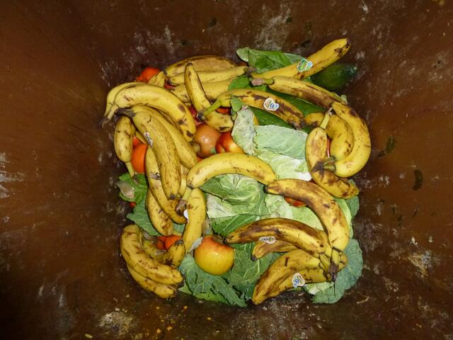 Oh, so schöne Bananen, und darunter Äpfel - die werden natürlich mitgenommen ;-)