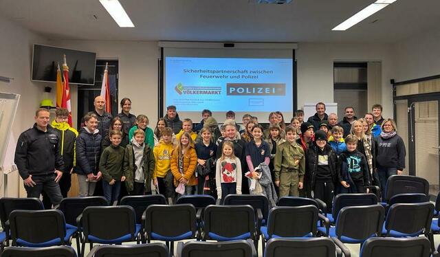 Die Präventionsbeamten der Polizei und die Verantwortlichen der Feuerwehrjugend freuten sich über das große Interesse am Vortrag. | Foto: BFKdo Völkermarkt