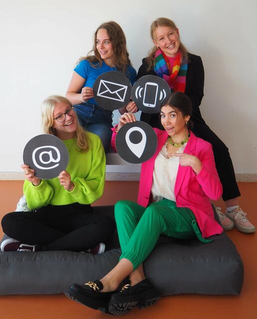 „Auf zum Infoabend!“ So ist die HLW Braunau erreichbar, erklären die Schülerinnen des 3. Jahrganges Linda Murauer, Alexandra Bernhofer, Paulina Podesser und Marlene Auer hier sehr bildhaft. | Foto: Johanna Kirmann