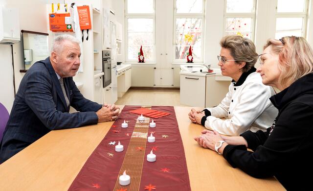 Bürgermeister Klaus Schneeberger mit Initiatorin Karin Riebenbauer und Unterstützerin Gerda Bluhme. | Foto: Weller, Stadt WRN