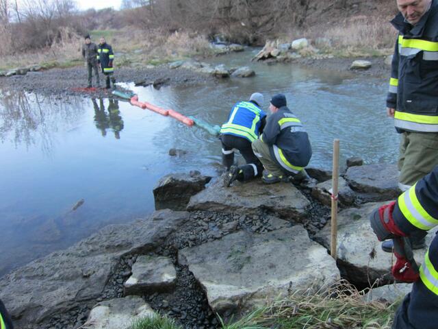 Laut Angaben der Feuerwehr Jennersdorf stammte das biologisch abbaubare Öl auf der Raab von einem Überlauf aus dem Kraftwerk. | Foto: Feuerwehr Jennersdorf
