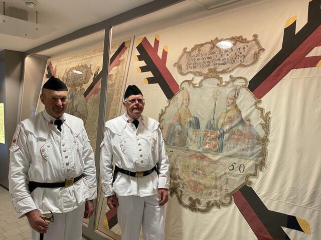 Alarich Gefahrt (l.) und Sepp Brochenberger halten die Tradition der Bergleute am Dürrnberg hoch. | Foto: Thomas Fuchs