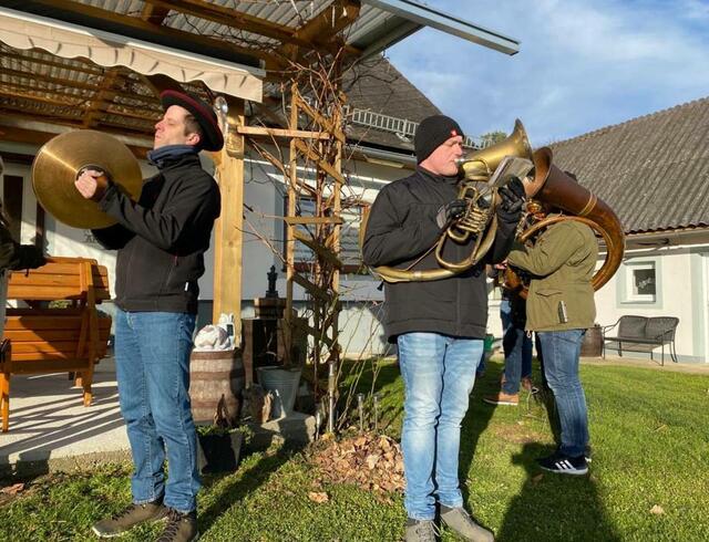 Der Musikverein Minihof-Liebau besuchte vor Neujahr die Häuser am Judenberg, Zotterberg, Theresienberg, Kramerberg und auf der Loasleiten. | Foto: Musikverein Minihof-Liebau
