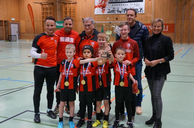 Die SPG Oberland West freut sich gemeinsam mit LA DI Evelyn Achhorner (re.) und Alexander Stark (Generali Versicherung) über den Siegerpokal um U8-Bewerb. | Foto: Union