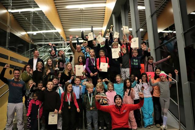 Jubel bei der Jugend über den erfolgreich absolvierten Schikurs mit den Naturfreunden Kalsdorf. | Foto: Edith Ertl