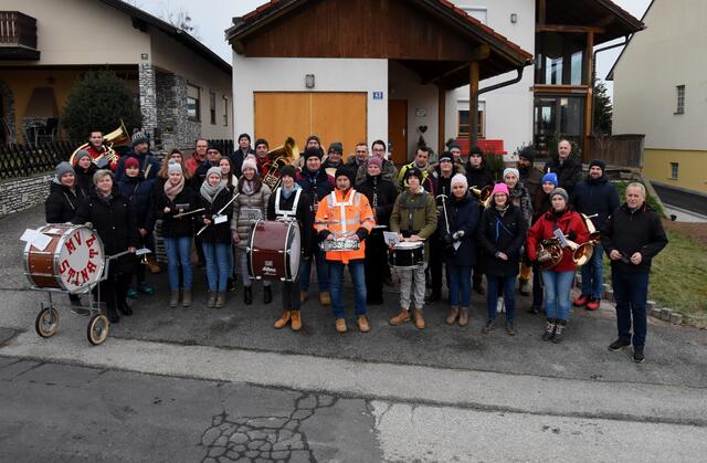 Der Musikverein Stinatz zog zwei Tage lang in zwei Gruppen zu rund 500 Häusern und Wohnungen, um musikalische Neujahrsgrüße zu überbringen. | Foto: Josef Lang