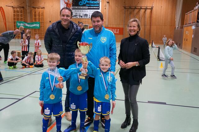 Die Kleinsten feiern wie die Großen, der FC Reith sichert sich den Siegerpokal im U7-Bewerb, Gratulation von LA DI Evelyn Achhorner (re.) und Alexander Stark (Generali Versicherung, li.) | Foto: Union