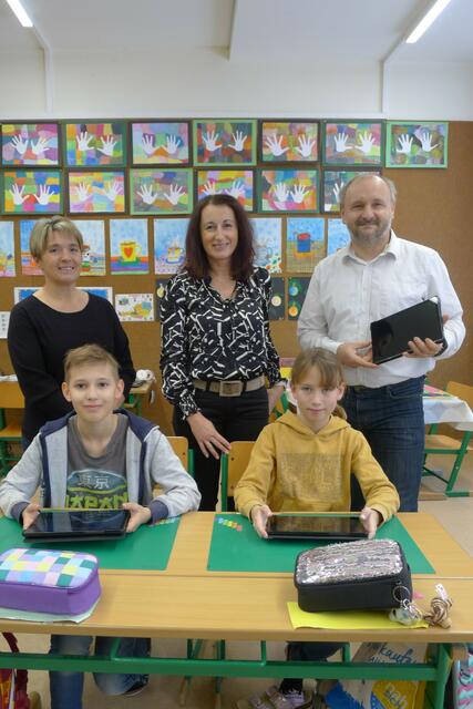 Große Freude herrschte über die neuen Geräte: Sonja Döller, Daniela Gaishofer, Reinhard Poppinger sowie die Schulkinder (sitzend) Nevio Frey und Amelie Rosenbusch (v.l.)
 | Foto: Volksschule Schwarzenau
