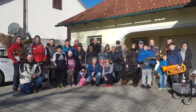 Zwei Tage zog der Musikverein Hackerberg-Neudauberg rund um Neujahr in Hackerberg von Haus zu Haus, um den Bewohnern viel Glück im neuen Jahr zu wünschen. | Foto: Karin Kirisits