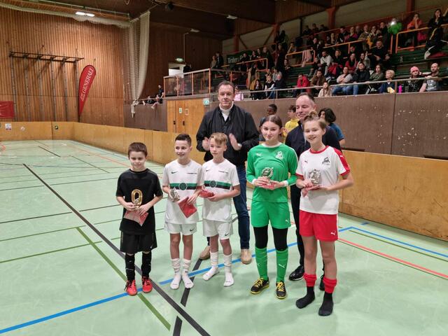Über den Pokal als beste Torfrau (mann) darf sich Marie Böckle von der U11-Mädchen-Auswahl (Heimverein SV Hall) freuen. Zum besten Verteidiger wurde Jamie Gufler (FC Wacker Innsbruck) gewählt. Der beste Stürmer kommt mit Julijan Coric von der ASKÖ Fußballschule Linz. Zum Torschützenkönig krönte sich Nick Nisandzic vom FC Wacker Innsbruck. Spieler des Turniers wurde Greta Kirchmaier (Heimverein FC Wacker Innsbruck) von der U11-Auswahl der Tiroler Mädchen. Gemeinsam mit Alexander Stark (Generali, li.) und Vizebgm. Markus Lassenberger. | Foto: Union