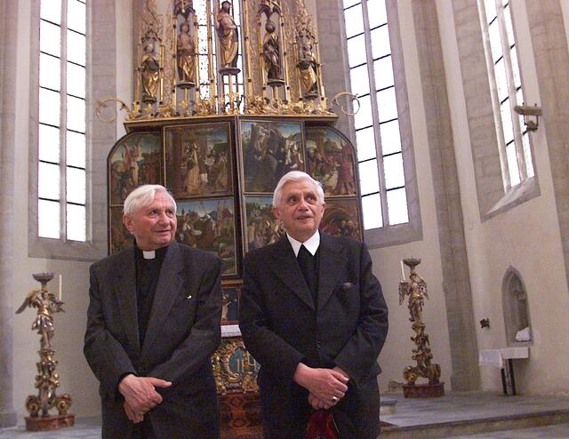 Kardinal Ratzinger mit seinem Bruder zu Besuch in Kärnten, Pfarrkirche Grades | Foto: Diözesan-Pressestelle