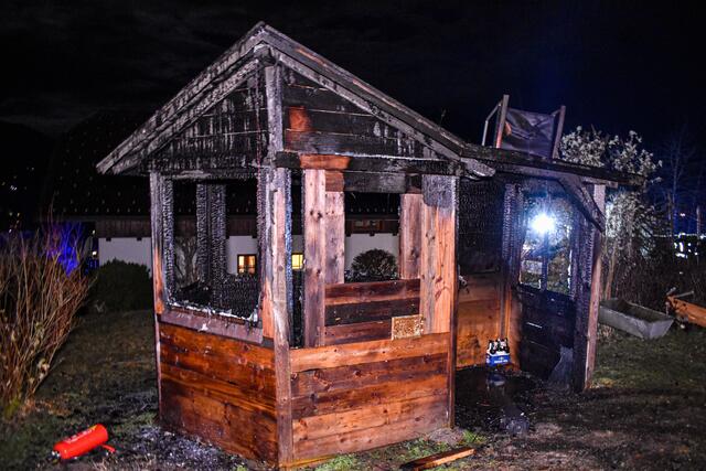 Die Gartenhütte konnte unter schwerem Atemschutz gelöscht werden.  | Foto: © TEAM FOTOKERSCHI.AT / RAUSCHER