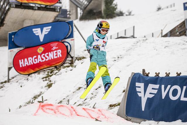 Egal ob Marcel-Hirscher-Fan oder Andi-Goldberger-Sympathisant – beim Goldi-Talente-Cup können sich alle Kinder beim Skispringen versuchen. | Foto: Miriam Lottes/Red Bull Content Pool