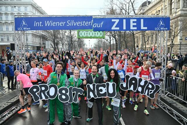 Alexander Rüdiger mit seinem 'Geldscheffel-Team' 
am Start des Wiener Silvesterlaufs 2022
 | Foto: Manfred Sebek