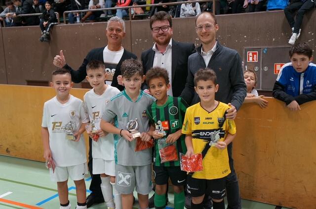 Im Dreamteam des Turniertages steht Leon Grießer (SPG Innsbruck West) im Tor, Noah Steinlachner vom FC Wacker Innsbruck wurde bester Verteidiger, bester Stürmer ist Ilias Subuljevic von der ASKÖ Fußballschule Linz, zum Torschützenkönig hat sich Matteo Ölz vom SCR Altach mit 10 Treffern gekürt und der beste Spieler des Turniers kommt mit Diego Markovic von der ASKÖ Fußballschule Linz. Gratulation von Markus Winkler (Generali, li.), GR Benjamin Plach und Gregor Danler (TFV Schiedsrichter) | Foto: Union