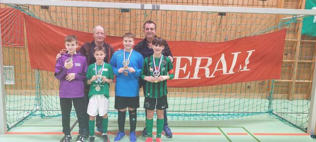 Das Dreamteam des U13-Bewerbes ist im Tor Milos Semjanovic (SC Schwaz), Lukas Hohenauer (SPG Westl. Mittelgebirge, fehlt auf dem Foto) als bester Verteidiger, Rainer David vom ASV Freienfeld als besten Stürmer, Armin Dulic (IAC) als bester Torschütze und Lenny Kavakebi (FC Wacker Innsbruck) als bester Spieler des Turniers. Die Mannschaften und Spieler erhielten die Auszeichnungen von Günther Mitterbauer (Ehrenpräsident der Sportunion Tirol) und Herbert Lener (Obmann der Generali Union Innsbruck) | Foto: Union