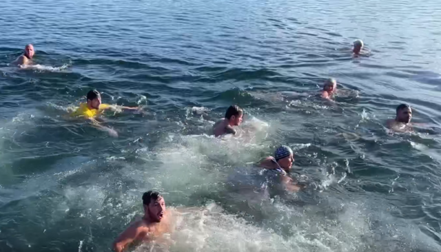 Während der Sprung in den kalten See für unseren Reporter Lukas Moser sichtlich unangenehm war... | Foto: MeinBezirk.at