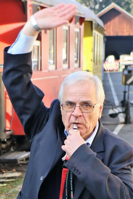 Franz Zettl, Obmann des Vereins der Stainzer Eisenbahnfreunde, lässt den Zug abdampfen