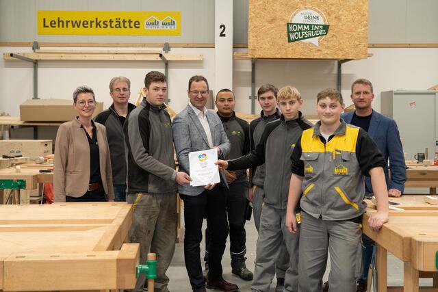 Bianka Weingärtner (Lehrlingsbeauftragte), Martin Grill-Kiefer (Lehrlingsbeauftragter), Tobias Heikenwälder (Lehrling), Martin Ettinger (Bezirksstellenobmann WKO Gmunden), Ferutan Yosufi (Lehrling), Timo Lengauer (Lehrling), Lukas Schumergruber (Lehrling), Gabriel Schardt (Lehrling), Thomas Stadler (Geschäftsführer) | Foto: Wolf Systembau Gesm.b.H