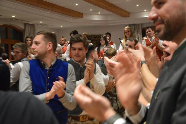 Voller Applaus der Junggesellen