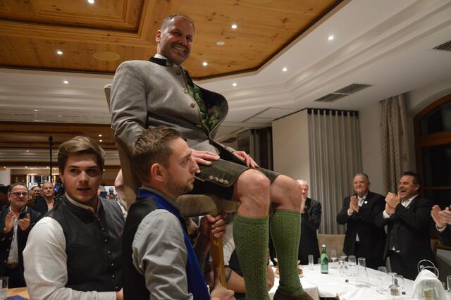 Der neue Kommisssär der Vereinigten zu Tamsweg ist Christian Bernhofer. Hier wird er von den Junggesellen gerade getragen.