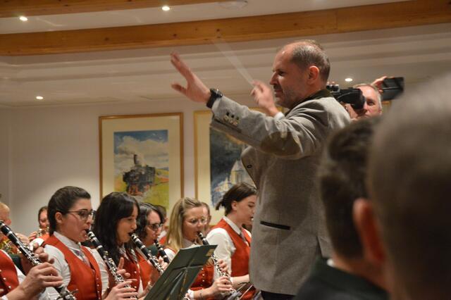 Zum Amtsantritt gleich ein Marsch mit der Bürgermusik.
