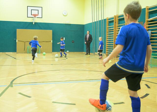 Die Nachwuchsspielgemeinschaft St. Pölten Süd (NSG SPS) trainiert normalerweise auf den Fußballplätzen in Harland und Spratzern. Im Winter weichen die Kicker der U8 und U9 gerne in die Turnhalle der VS Harland aus.  | Foto: Foto: Kalteis