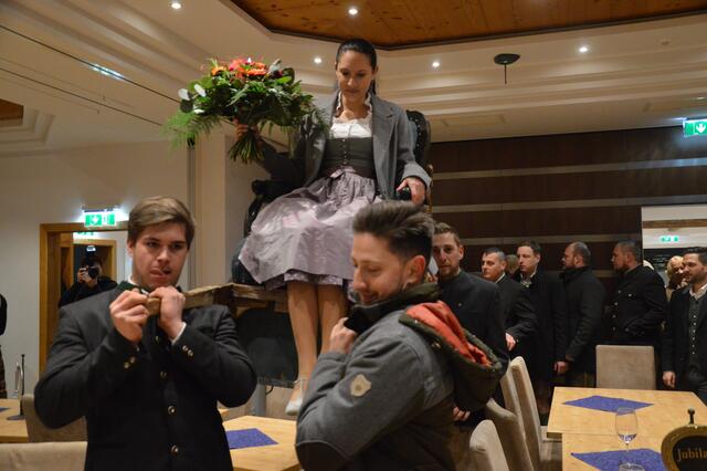 Die "Anreise" erfolgte auf einem eigens dafüt geschaffenen Stuhl, getragen von den Junggesellen.