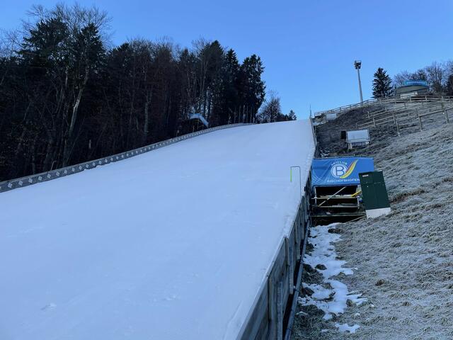 35 Zentimeter misst die Schneedecke auf der Paul-Außerleitner-Schanze. | Foto: Felix Hallinger