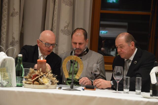 Erste Informationen an den neuen Kommissär