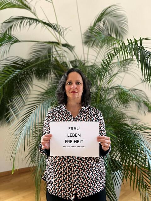 Bezirksvorsteher-Stellvertreterin Isabelle Uhl (Grüne) übernimmt die Patenschaft von Farzaneh Ghareh Hassanlou. | Foto: BV7