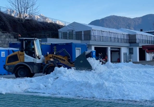 Aufgrund des Tauwetters mussten für das Dreikönigsspringen zusätzlich einige Lastwagenfuhren Schnee nach Bischofshofen gebracht werden. | Foto: Felix Hallinger